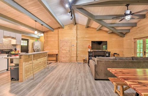 Otto Cabin | Pet-Friendly Otto Mountain Cabin w/Fireplace!