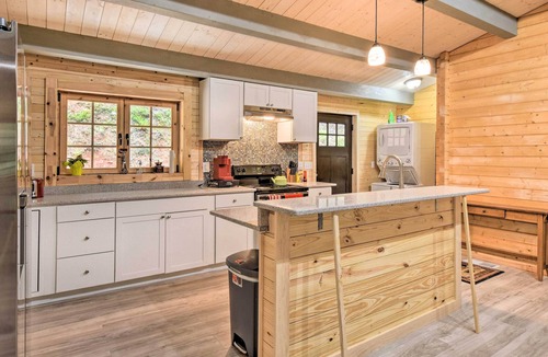 Otto Cabin | Pet-Friendly Otto Mountain Cabin w/Fireplace!