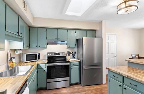 Cary House | Pet Friendly Relaxing Retreat Walk to DT|King Bed