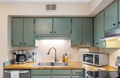 Cary House | Pet Friendly Relaxing Retreat Walk to DT|King Bed