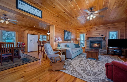 Lynn House | Pet-Friendly Retreat in Comfortable 4BR Bears Den