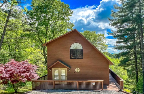 Grassy Creek Cabin | Pet-Friendly Sept Retreat - Bring the Whole Family to Dream Mountain Delight!
