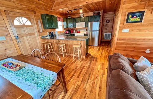 West Jefferson Cabin | Pet-Friendly Sept Retreat - Bring the Whole Family to Absolute High!