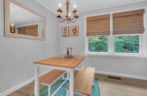 Newport House | Pet friendly - steps to water!