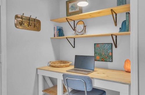 Newport House | Pet friendly - steps to water!