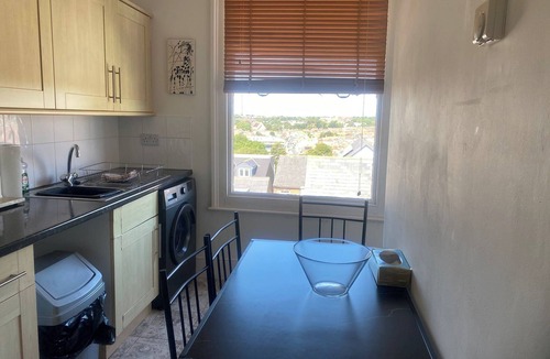 Ramsgate Apartment | Pet Friendly, Top Floor Apt w/Sea View, Sleeps 5