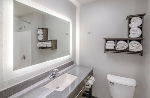 Garner Hotel | Pet Lover's Haven with Full Kitchen! Near White Deer Park Nature Center!