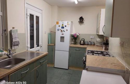 Farcet House | Peterborough Nice House with garden free parking