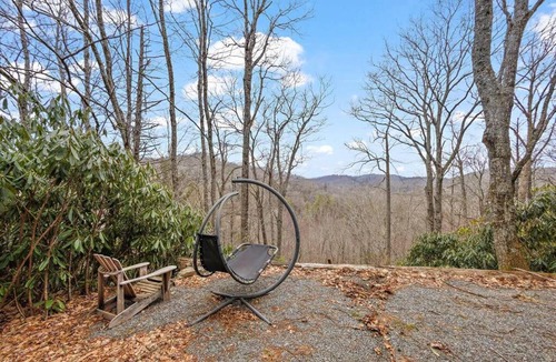 Blowing Rock House | Picturesque Riverside Cabin w/ Fireplace & Hot Tub