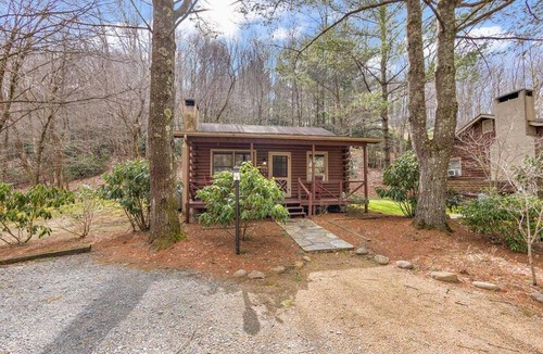 Blowing Rock House | Picturesque Riverside Cabin w/ Fireplace & Hot Tub
