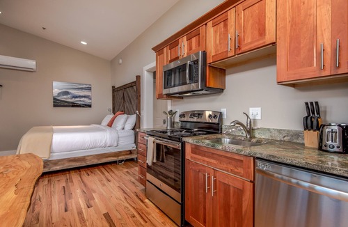 Pisgah Forest Hotel | Pilot Cove Forest Lodging