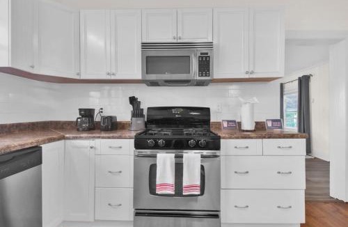 Terry Sanford House | Ping-Pong & Huge Yard Central- Fayetteville Pearl