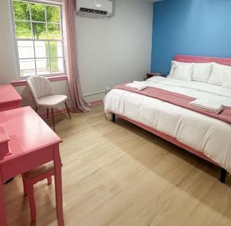 Dickerson Road House | Pink Nashville Cottage - Girls' Trip, 12 Min to Broadway