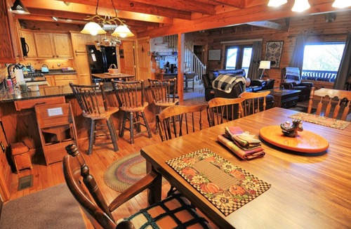 West Jefferson Cabin | Pinnacle Tree-4BR, Hot Tub, Game Room, VIEWS, AC, WIFI, Fire Pit, Pets OK