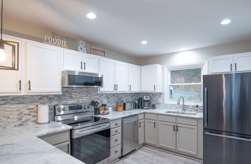 Beech Mountain Ski Chalet | Placid Mountain Retreat @ top of Beech-close to golf course-paved road
