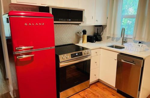 Enderly Park Apartment | Plaid Pad - Stylish Retreat 12 min to Airport & Downtown