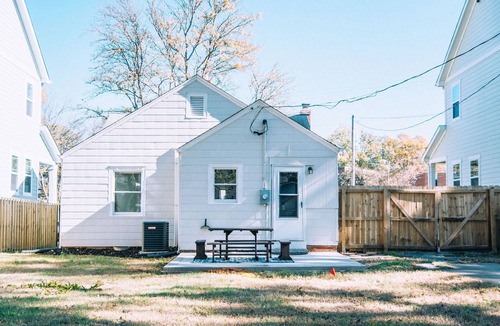 Villa Heights House | Plaza Bungalow near Uptown, NODA, light rail!