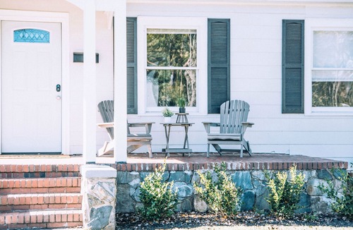 Villa Heights House | Plaza Bungalow near Uptown, NODA, light rail!
