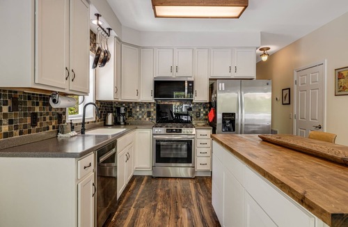 Hendersonville House | Pleasant Grove Hideaway | Private Creekside Retreat w/Hot Tub & Trails