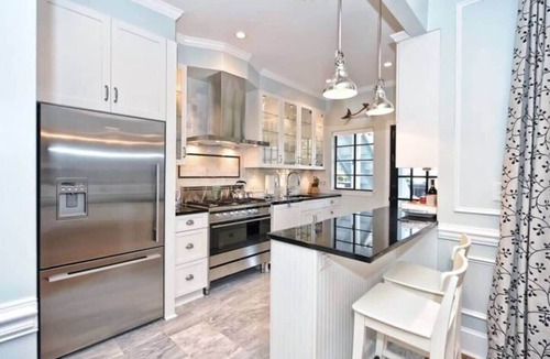 Myers Park Condo | Plush Myers Park 2BR King Condo - Porch - Private