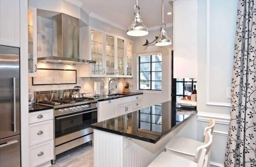 Myers Park Condo | Plush Myers Park 2BR King Condo - Porch - Private