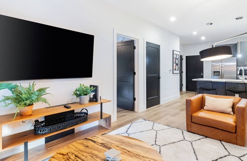 West End House | Pool + Gym + Rooftop Access | Walk to Centennial Park | Astra