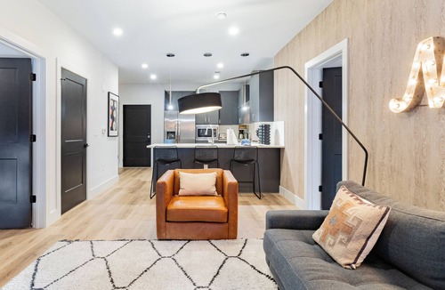 West End House | Pool + Gym + Rooftop Access | Walk to Centennial Park | Astra