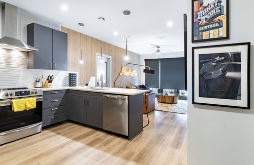 West End House | Pool + Gym + Rooftop Access | Walk to Centennial Park | Astra