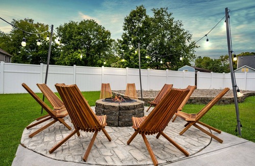 Jamestown House | Pool, Hot-tub, Fire-pit, Pool Table, King Beds