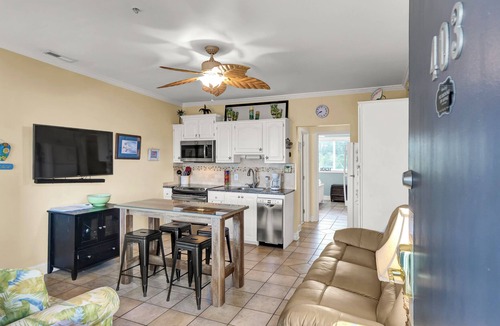 Airlie Condo | Pool, Marinas & Waterfront Dining Nearby @ The Waterway 403