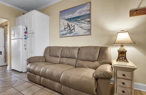 Airlie Condo | Pool, Marinas & Waterfront Dining Nearby @ The Waterway 403