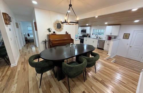 Chappells House | Pool Retreat Sleeps 10 Pet-Friendly