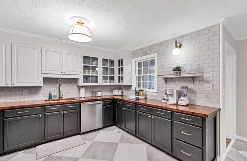 Southern Pines House | Pool-Sleeps 20-Stylish- 5 mins to downtown Southern Pines- Close to Pinehurst
