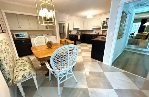 Southern Pines House | Pool-Sleeps 20-Stylish- 5 mins to downtown Southern Pines- Close to Pinehurst