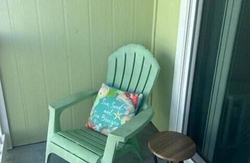 Emerald Isle Condo | Poolside 1 bedroom 1 bath condo