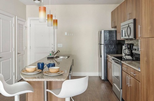 West End Apartment | Poolside Midtown one bedroom