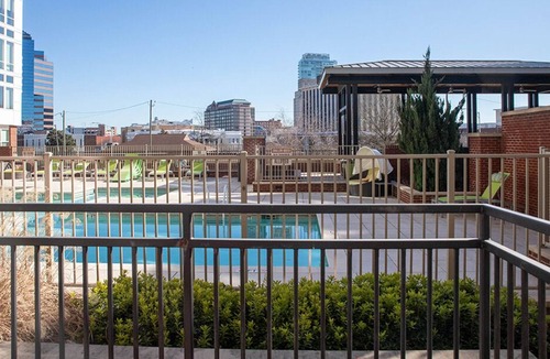Downtown Apartment | ★Poolside View★Downtown★Warehouse District★