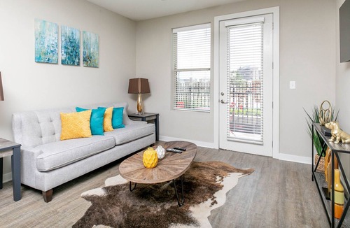 Downtown Apartment | ★Poolside View★Downtown★Warehouse District★
