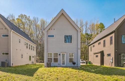 Sugar Creek House | PoolTable-15 Mins to Uptown & DT-King Bed!
