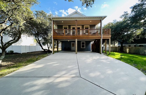Colington House | Poseidon's Getaway - Beach House: OUTDOOR HOT TUB, 2 King Beds, and 1 Queen Bed