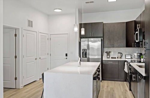 Cherry Apartment | Posh 1BD | 5 Min DT+Gym+Parking+W/D | Sleeps 6
