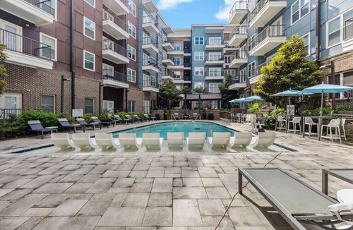 Cherry Apartment | Posh 1BD | 5 Min DT+Gym+Parking+W/D | Sleeps 6