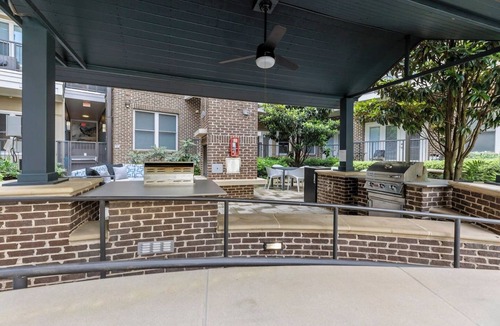 Cherry Apartment | Posh 1BD | 5 Min DT+Gym+Parking+W/D | Sleeps 6