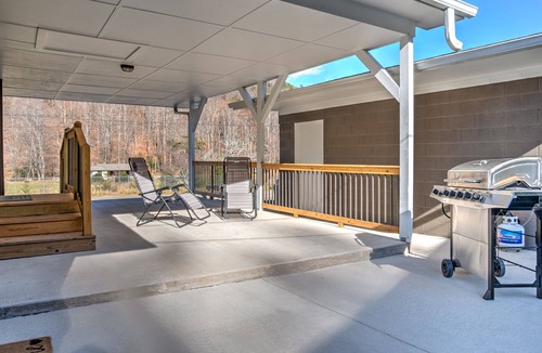 Swannanoa House | Power & Water Working, No Internet or Cell Service, Pet Friendly