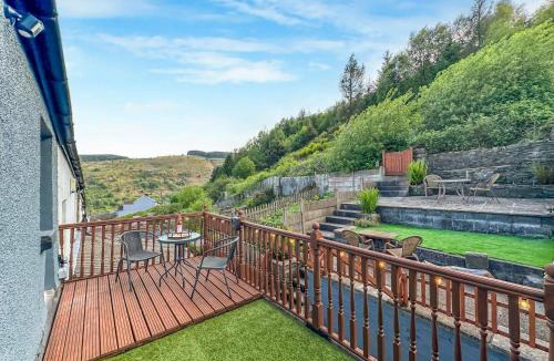 Rhondda House | Practical Professional Pad w Balcony & Pool Table