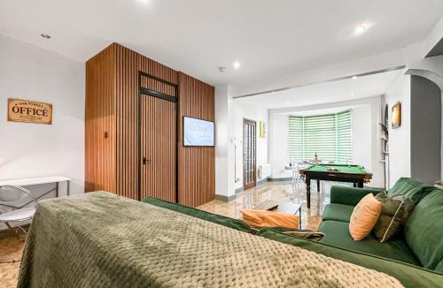 Rhondda House | Practical Professional Pad w Balcony & Pool Table