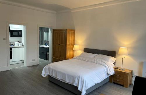 Uphall Apartment | Premier Studio B