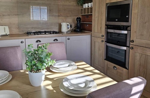 Hunstanton Cabin | Premium Caravan - Sleeps 6 - Parking - Pool
