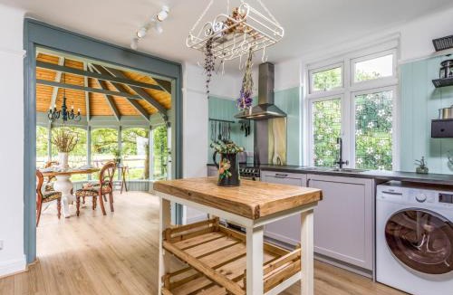 Birdham House | Pretty Three Bedroomed home near the Beach - Pass the Keys