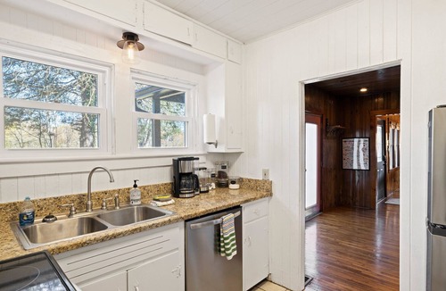 Arden House | 《Prime Location w/HOT TUB ❤Dog Friendly❤ Games, Disc Golf & Fast Wifi》